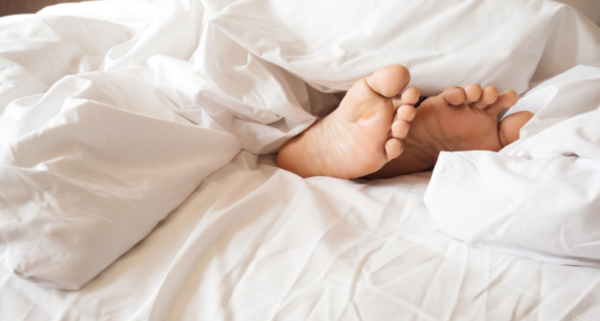 Почему комфортно спать, высунув ногу из-под одеяла?
