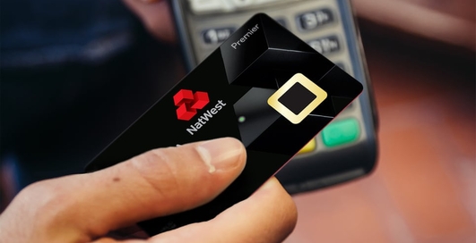 Появились банковские карты со встроенным сканером для отпечатков пальцев