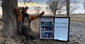Подарок судьбы: в США два приятеля нашли в поле холодильник с пивом