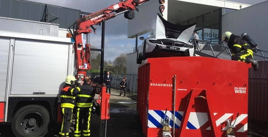 Пожарные утопили в мусорном контейнере суперкар BMW i8