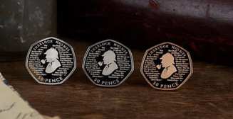 В Британии выпустили монеты с Шерлоком Холмсом, где текст можно прочесть лишь с лупой
