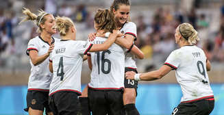 Немецкая женская сборная по футболу эпатирует в рекламе перед ЧМ-2019
