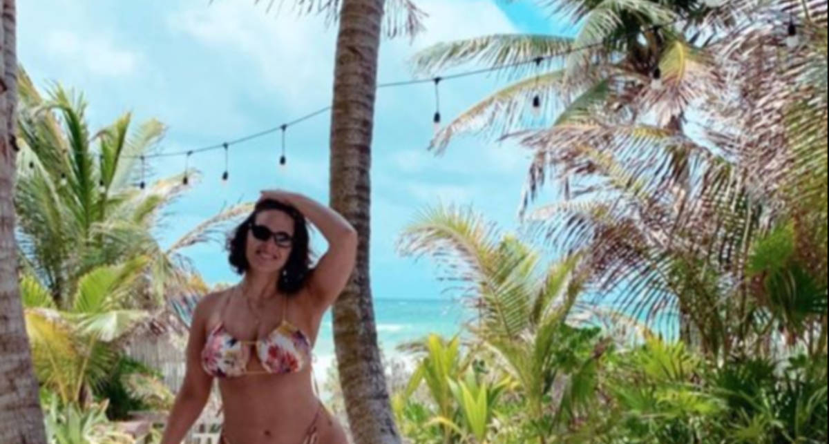 Аппетитная Эшли Грэм показалась в микробикини на пляже в Мексике